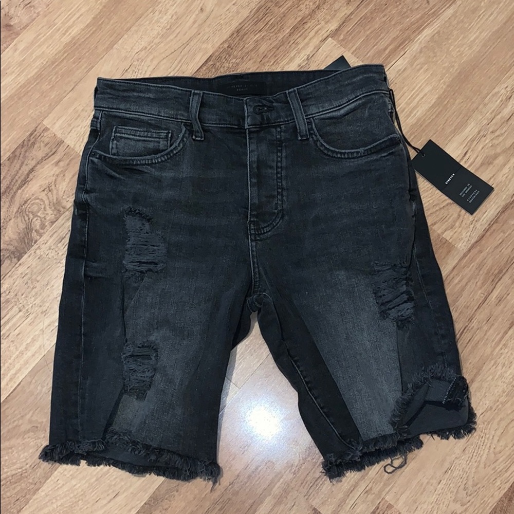 Forever 21 Mens stretch distressed black shorts